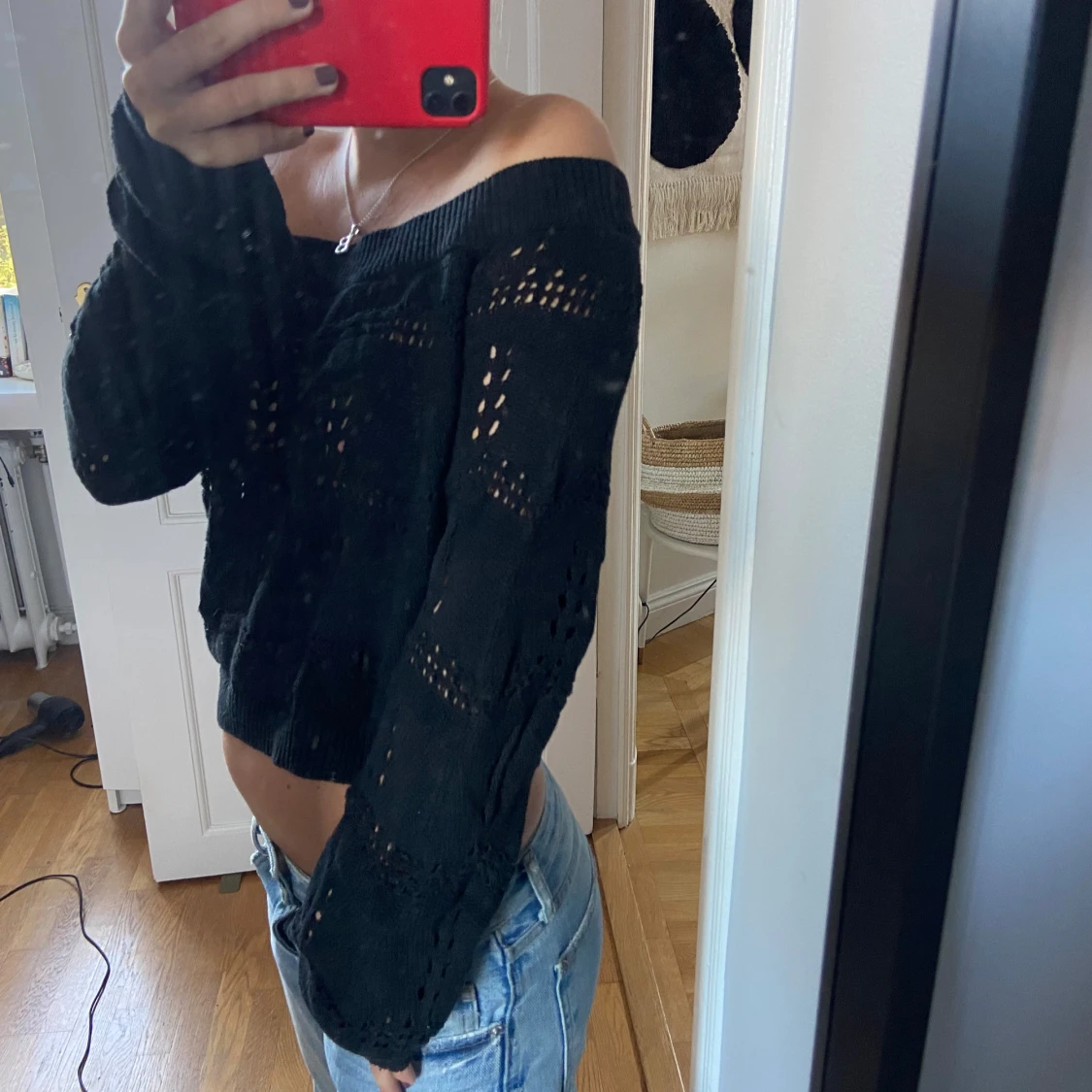 Svart stickad offshoulder-tröja - 90