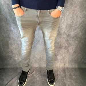 Replay anbass jeans  - // Replay anbass jeans | Storlek W31/L32 | Benlängd: 102cm / Midja: 41cm | Nypris runt 1800kr | Kontakta för fler frågor eller funderingar // Deluxecloset