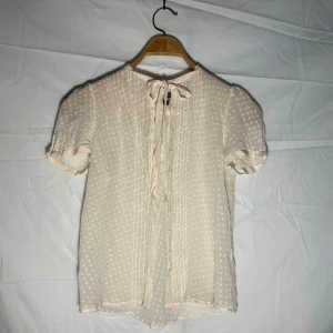 Fantastik kräm färgad Knut blus  - Super unik 100% silkes blus ⭐️  Fantastisk kvalite 🫧  #y2k #2000s #50s #60s #70s #80s #90s #trend #style #gorgeous #beautiful #fashon #trendy #slay #princess  #wow  #fairy 