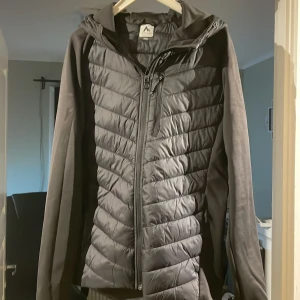McKinley cardigan/ hybridjacka - Säljer nu min cardigan då den inte passa. Den är aldrig använd.   Ny pris 699kr 