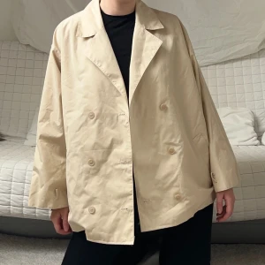 Beige kort kappa - Säljer denna trenchcoat som jag själv sytt upp och gjort kortare❤️Står storlek 164 men skulle säga att den passar M/L🥰