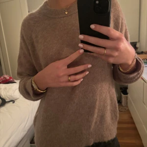 Beige tröja från Zara - Mysig beige tröja från Zara i storlek S. Perfekt för höst och vinter med sin mjuka och varma känsla. Tröjan har långa ärmar och en klassisk rund halsringning. Passar både till vardags och lite finare tillfällen. 🧡