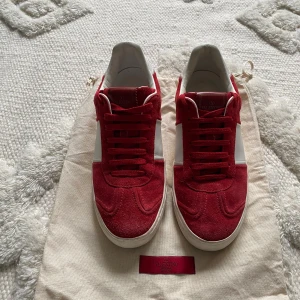 Valentino Flycrews  - Tjena! Säljer nu dessa riktigt snygga Valentino flycrews i toppskick. Skorna har inga defekter och dustbag tillföljer. Hör av er vid frågor och funderingar!