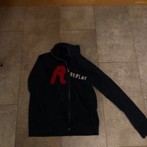 Replay tröja - Säljer denna sjukt snygga och unika replay tröjan, lite tvättad men i bra skick🤩