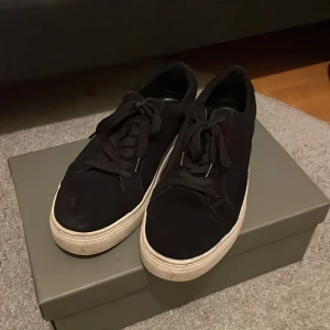 Vagabond skor - Vagabond skor i storlek 39 men de är väldigt stora i storleken så kan bäras av någon med storlek 42. Nästan helt oanvända.  Om man vill kan man också få med ett rengörings kitt. Om ni har några frågor kontakta mig