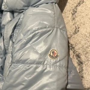 Moncler jacka storlek XS-S - Ljusblå vintage moncler jacka. Storlek 0 som är XS men passar S också i vissa fall. Sällsynt ljusblå färg. Skriv om du vill ha fler bilder:) originellt en dam- jacka men passar herrar och är mer av Unisex passform. Ingen kedja utan knappar. 