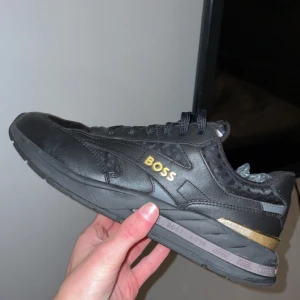 Boss skor - Skick 8/10 låda finns Fräscha men har en liten skada vid ena hälen som ej syns vid användning Nypris är 5388kr