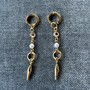guld örhängen - från alvazessentials, Lulu earrings, dessa är alltid slutsålda så passa på!! har haft dom i 4 veckor så det är precis som nya!❤️❤️