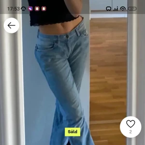 Ljusblå jeans - Säljer ett par ljusblå jeans i bootcut-stil. De är lågmidjade och har en avslappnad passform som är perfekt för både vardag och fest. Jeansen är i bra skick och passar perfekt till en crop top eller en stickad tröja.