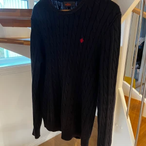 Morris cableknit pullover - Morris cableknit pullover i storlek M. Bara använd ett fåtal gånger då den sitter lite stort. Skicket är 9/10. Perfekt för hösten!