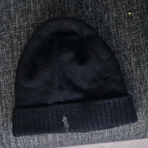 Polo ralph lauren - Polo ralph lauren mössa En Polo ralph lauren mössa i bra skick, den är perfekt till våren🍁🍂  Strl: no Size Ny pris: 700kr