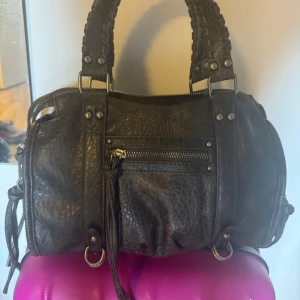 Väska - Jätte fin väska med lite vintage look, inköpt september, jätte fin och rymmer mycket. Säljs då den inte används!