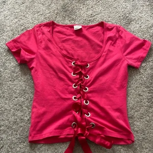 Jättefin topp - Jättefin rosa topp med snörning från Gina tricot, storlek XS! Köpt på Plick innan men säljer nu igen eftersom tyckte inte att jag passa i den så bra❤️❤️