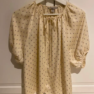 H&M blus - I silkesmaterial, jättefint skick 