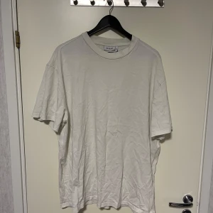 T-shirt - T-shirt från weekday i bra skick