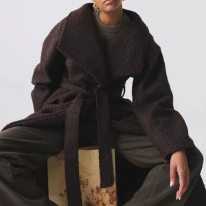 Brun kappa  - Oanvänd kappa som är helt slutsåld