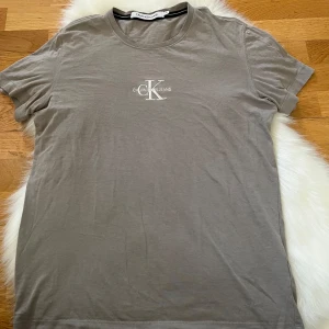 Calvin Klein T-shirt - Calvin Klein T-shirt i storlek M. Fint skick.