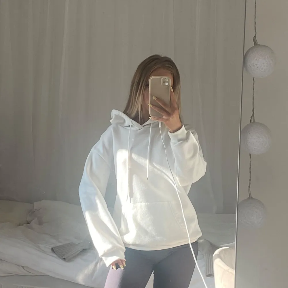 En vit hoodie från hm, så nice modell, Strl M men passar mig perfekt som är xxs-xs också 😍 OBS! Laddat upp massa nytt fint till hösten så gå in på min profil och kolla så kan jag samposta 🥰🌸. Hoodies.