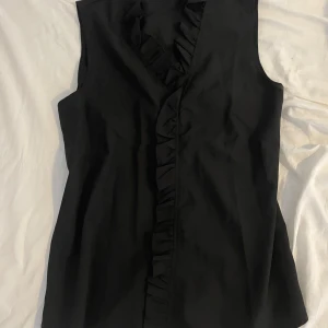 Svart blouse med inga ärmar  - Bra skick, inga skador, kostym material
