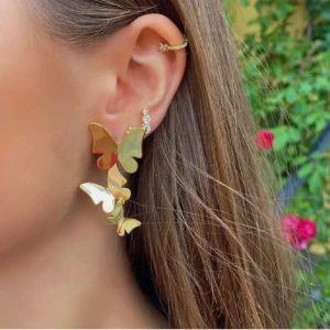 Ioaku örhängen  - Super fina örhängen från ioaku i guld. Sparsamt använda några gånger. Nypris: 599kr . Jätte fint skick! 