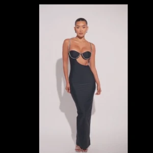  klänning  - Jätte fin klänning med små diamanter på bröstet