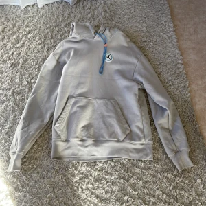 Jordan x dj khaled Hoodie - Riktigt snygg hoodie av en collab med Jordan och dj Khaled. Den är i bra skick. Nypris för ca 1200kr på stock x Kan gå ner i pris vid snabb affär Väldigt unik