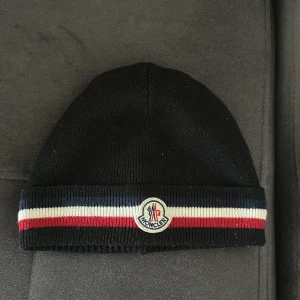 Hej jag skulle vilja sälja min moncler mössa efter som att jag inte längre har behov av den  - Hej ja skulle vilja sälja min moncler mössa den är inte använd länge och den är perfekt och varm till vintern passar även perfekt till män och kvinnor