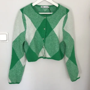 Stickad tröja - Hej säljer denna gröna stickade tröja perfekt till hösten så mysig och mjukt material💕☺️