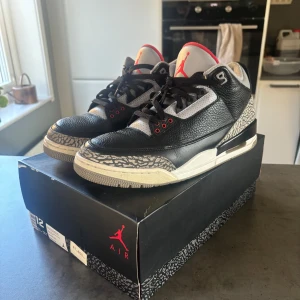 Jordan 3 Black Cement - Säljer mina 3or då dem bara står och samlar damm. Jordan 3 Black Cement från 2018, sjukt bra skick och fett sköna o varma skor. Kvitto finns✅ Såklart äkta med. Storlek 46 men passar 44.5-45 utan problem. Priset kan diskuteras.