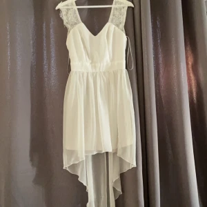 Studentklänning - Jättefin studentkläning från elise ryan, bra skick, använd endast 1 gång