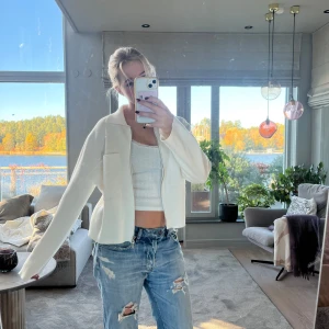 Så fin vit kofta - Finaste vita kofta/tunn jacka från Åhléns egna märke! Kom privat för mer info, fler bilder eller mått! Pris kan såklart diskuteras!🩷