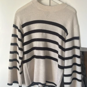 Stickad tröja - Knappt använd, bra i storlek lite utsvängs vid armarna. Bekväm. 