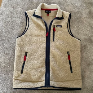 Patagonia väst - Säljer nu denna fleece väst från Patagonia väst i fleece som passar jättebra nu mot höst/vinter både vardagligt, men också vid festligare tider!  Inga som helst defekter, knappt använd. Vid smidig affär kan pris diskuteras.  Hör av er vid intresse! 