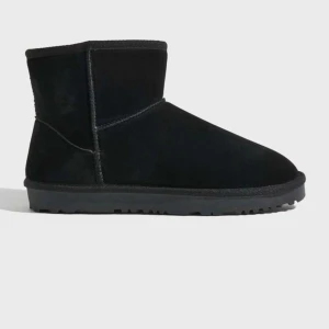 Uggs från Nelly  - Skorna är oanvända och jag säljer endast då jag köpte fel. (Inte äkta uggs)
