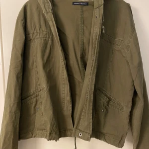 Brandy melville jacka - Jacka från brandy melville, det är storlek one size men skulle säga att den passar xs-m beroende på hur man vill att den sitter. Skriv för fler frågor!🤍