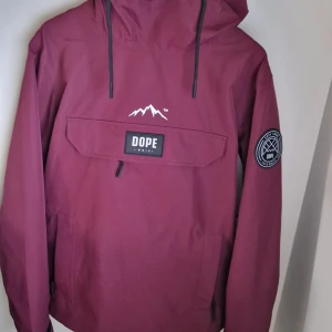 Dope jacka (Blizzard skidjacka herr burgundy)  - Letar du efter den perfekta kombinationen av hoodie och skidjacka? Då är de här rätt! Snowboard/skidjacka som är vattentätt  Använd max 5 gånger Inget fel på den, hål eller liknande finns inte! Skriv för mer information!  Nypris: 1899kr
