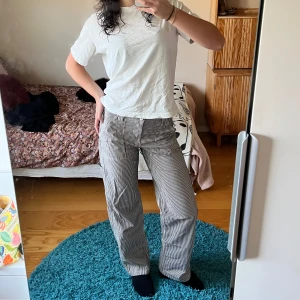 Randiga byxor  - Så coola och unika randiga byxor från Bershka!💕Midwaist och raka i benen! 