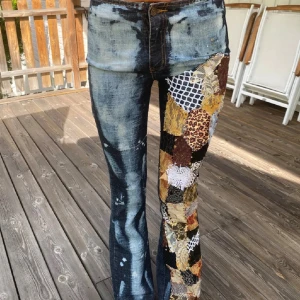 Mönstrade jeans  - Super coola mönstrade jeans köpta här på Plick!! Perfekt för fest elle till en t-shirt i skolan 💕(bilderna är ej mina)