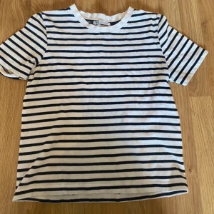 Zara randig t-shirt - Randig zara T-shirt, använd och har några fåtal fläckar vid halsen samt söm som har ”lossnat” se bilder. Annars superfin 