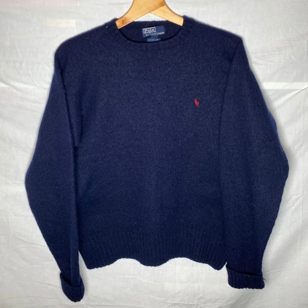 Exklusiv tröja från Ralph Lauren. Tröjan är i 100% ull, perfekt inför höst och stundande vinter. Nypris: 2699 kr. Stilavd pris: 699 kr. Modellen är 171 och väger 65kg. Tvättlapparna är avklippta och äkthet kan garanteras, därav priset! 🤝. Tröjor & Koftor.