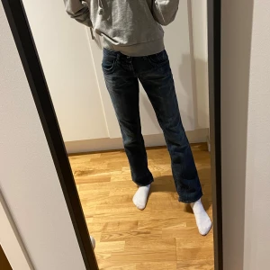 Jeans - Lågmidjade jeans i strl 27/32