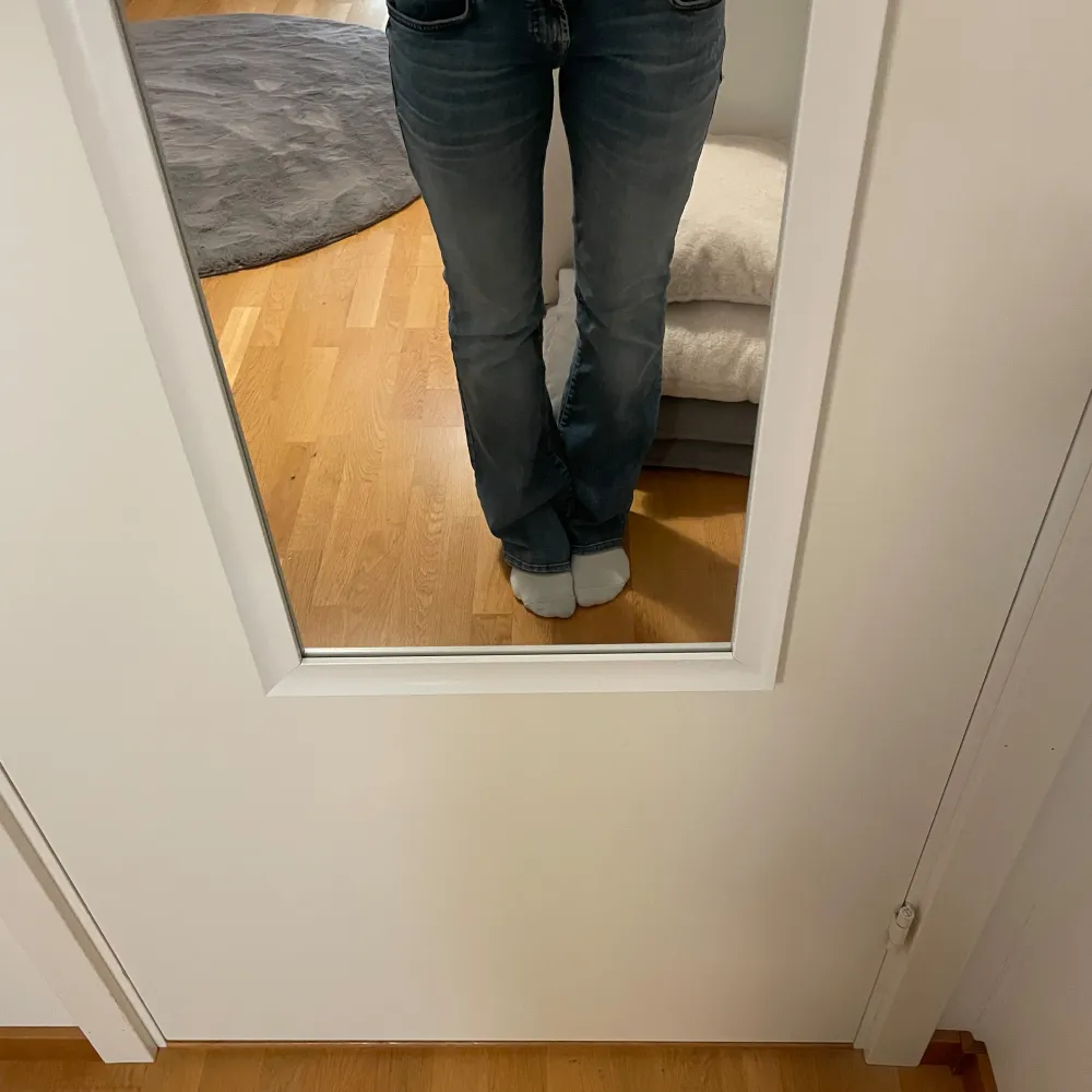 Säljer mina lågmidjade Ltb jeans i modellen Roxy Slutsålda på hemsidan Knappt använda Säljer då de är för stora Strl:27/32. Jeans & Byxor.