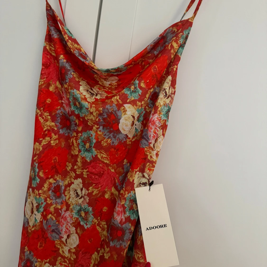 Röd blommig klänning från Adoore - 93