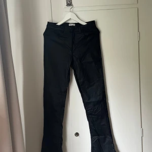 Skinnbyxor  - Bootcut modell, sitter som en smäck. 