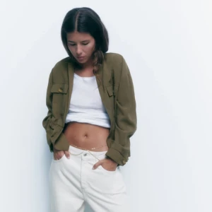 Grön tunn jacka - Snygg tunn jacka utan täcken på användning. Funkar att ha en tjockare tröja under, som stickad tröja och hoodie😇 I storlek M men passar mig som brukar ha XS-S