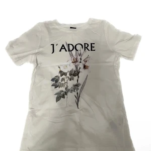 Vit t-shirt med tryck - inte använt på länge! inga defekter, men bra pris! använd köp nu! ⚡️🩷🫶🏼
