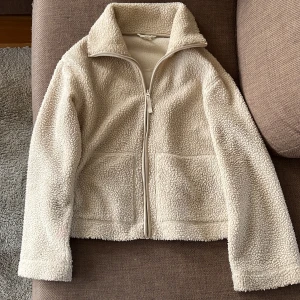 Teddyjacka hm  - Super trendig Teddy/pilejacka från hm!! Buda från 349