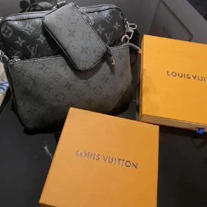 LV Väska - Säljer min Louis Vuitton väska. Väskan är helt oanvänd och i toppskick. Hör av er för fler frågor och bilder