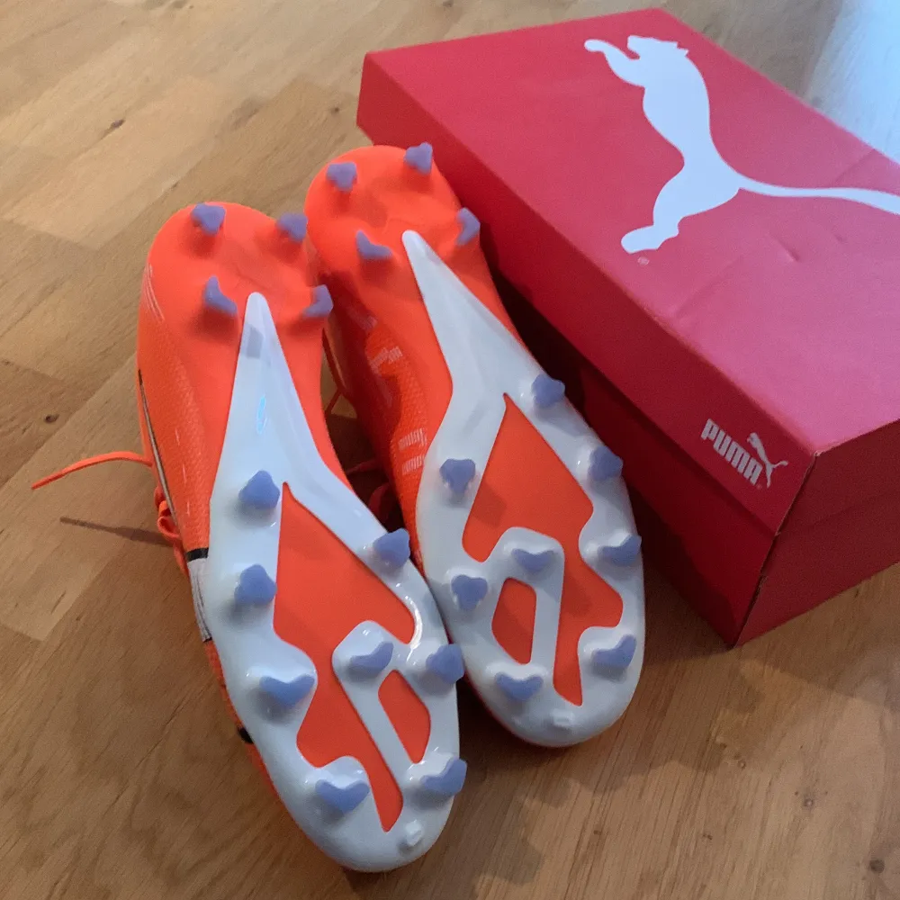 Helt nya snygga orangea puma skor. Passar perfekt till nya säsongen. . Skor.