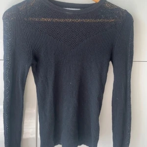 Tröja med broderier  - Svart tröja med fina broderier 🩷